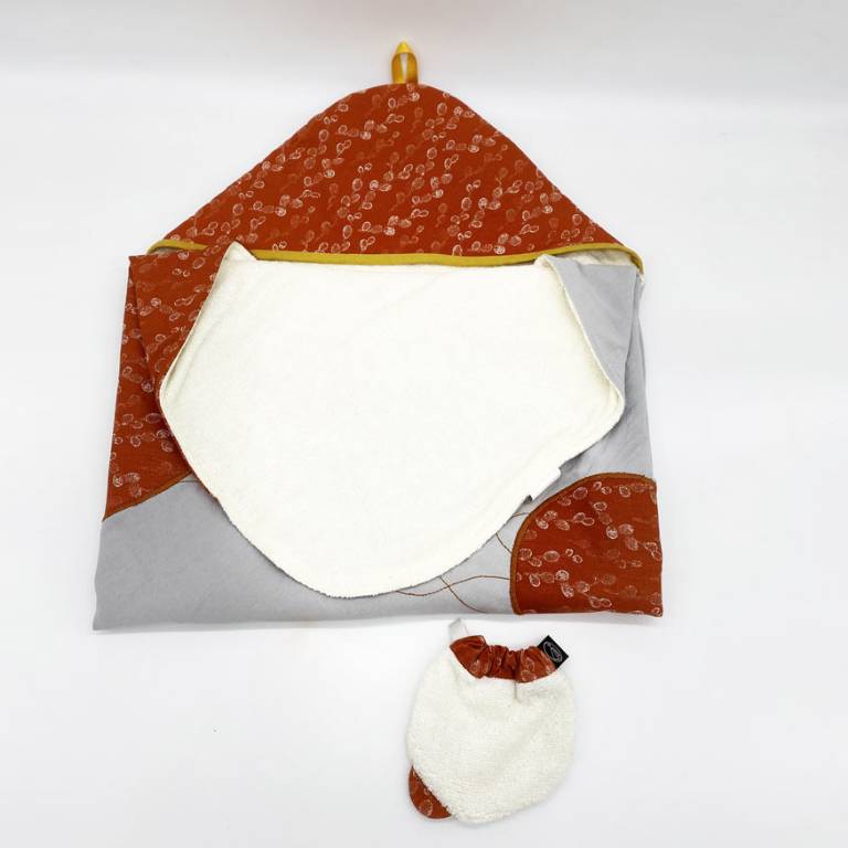 cape de bain bébé et gant de toilette